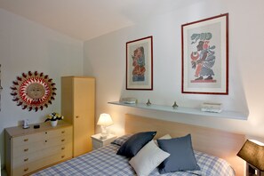 3 bedrooms, iron/ironing board, bed sheets