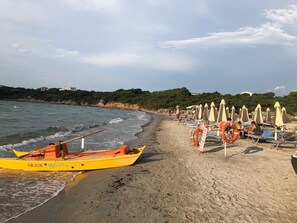 Plage, chaises longues, serviettes de plage