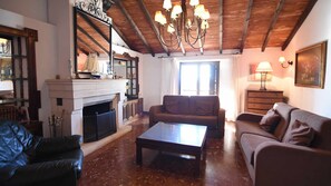 Televisión y chimenea 