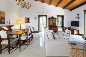 TV - Pool villa, 300 metres from the beach, Fontane Bianche, (Fontane Bianche)
