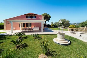Outdoor dining - Pool villa, 300 metres from the beach, Fontane Bianche, (Fontane Bianche)