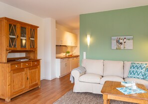 TV, books, stereo - Comfortable, bright apartment on Amrum close to beach and the sea - Wi-Fi, Box S (Wittdün)