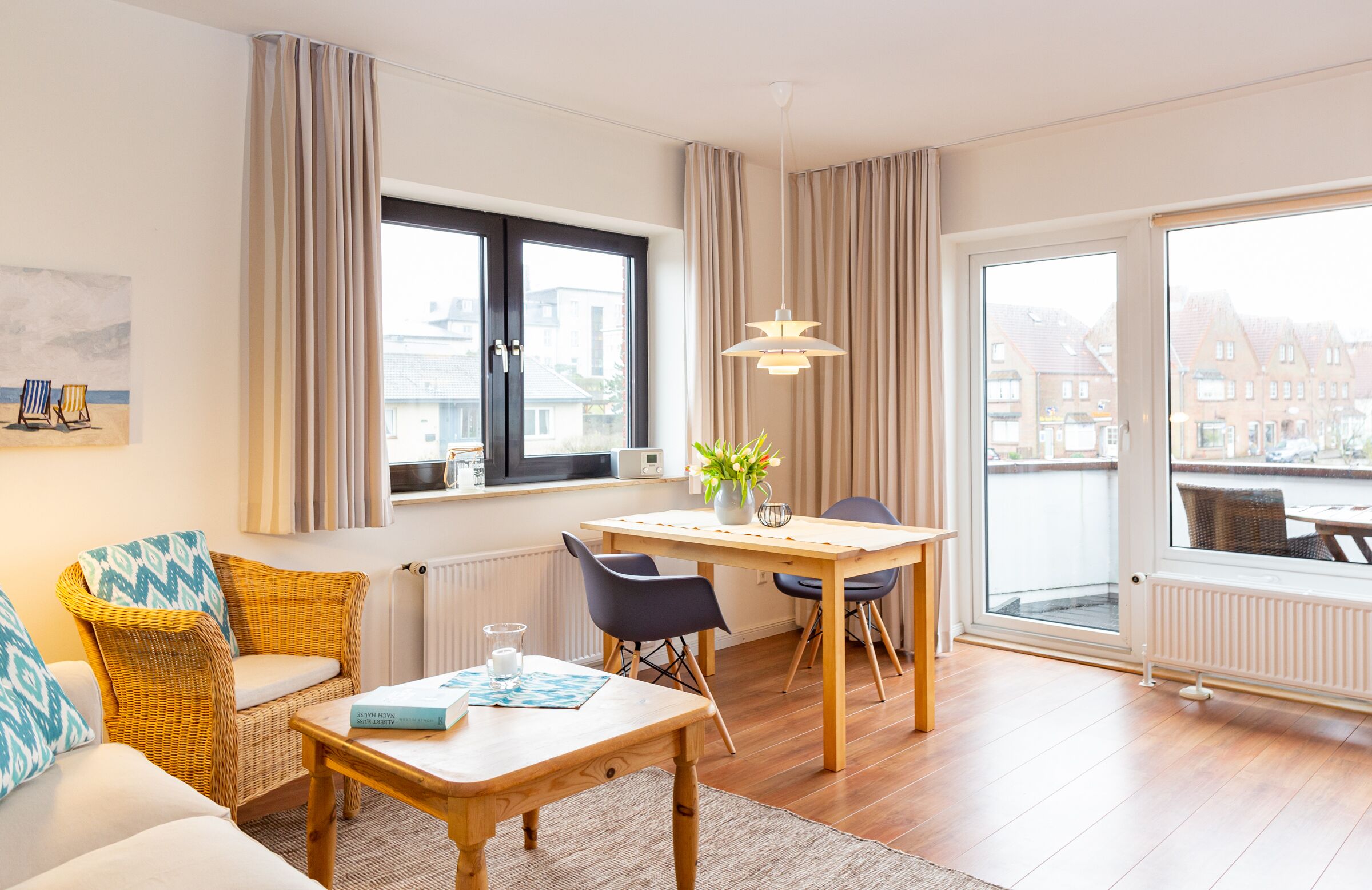 Una televisión, libros, un reproductor estéreo