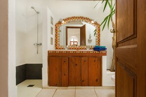 Bathtub, hair dryer, towels - La Bodega – On a Volcano with Piano, Sea Views, Private Terrace & Wi-Fi (Haria)