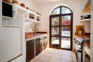 Refrigerador, horno, placa de cocina, cafetera/tetera