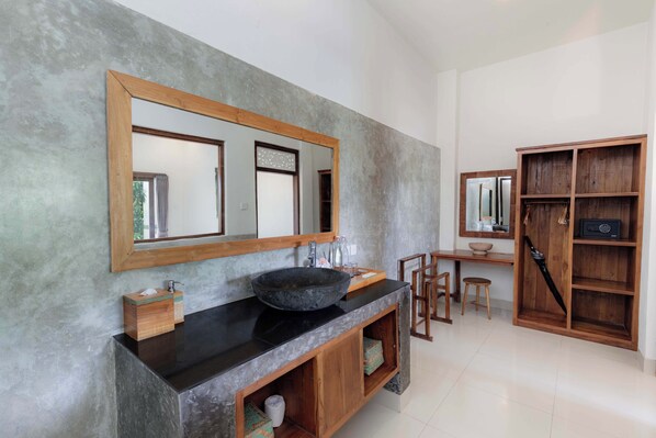 Superior Double Room, Garden View | Bathroom | Shower, soap, shampoo - Green Sala Villa (Ubud)