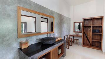 Superior tweepersoonskamer, uitzicht op tuin | Badkamer | Een douche, zeep, shampoo