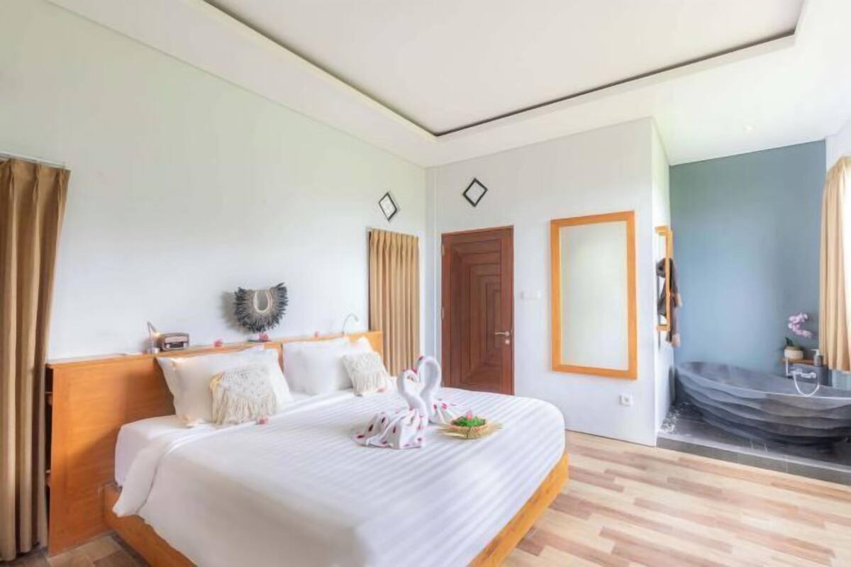 Escritorio, wifi gratis y ropa de cama