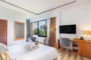 Executive Studio Suite, Bathtub, Garden View | Desk, free WiFi, bed sheets - Green Sala Villa (Ubud)