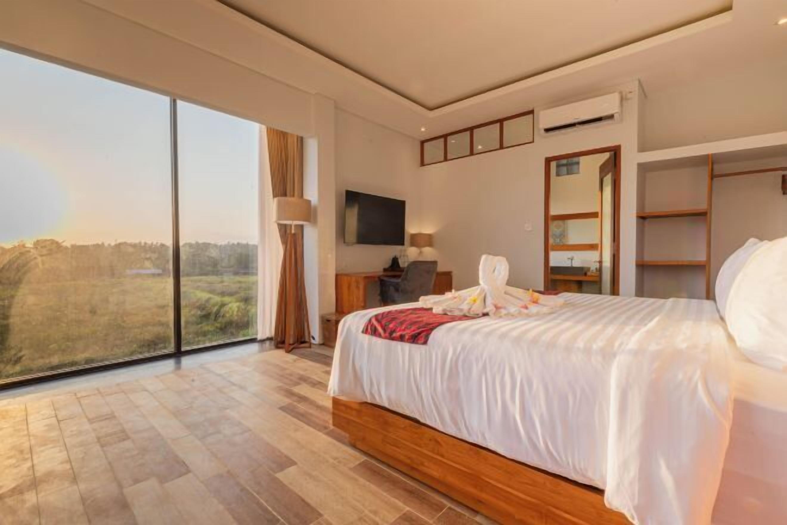 書桌、免費無線上網、床單