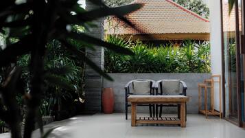 Familie-studiosuite, badekar, hageutsikt | Terrasse/patio
