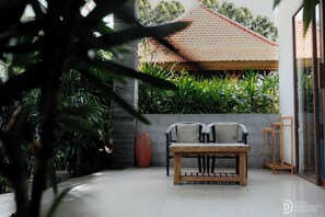 Familie-studiosuite, badekar, hageutsikt | Terrasse/patio