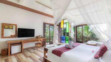 Deluxe Studio Suite, Bathtub, Garden View | Desk, free WiFi, bed sheets