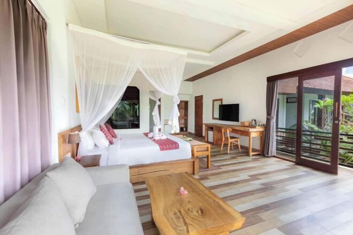 Desk, free WiFi, bed sheets