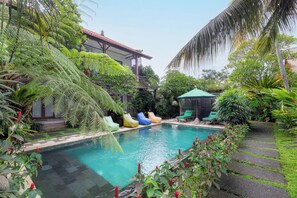 حمّام سباحة خارجي