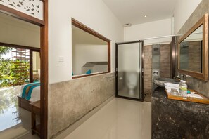 Habitación Deluxe doble, vistas al jardín | Baño | Ducha, jabón y champú