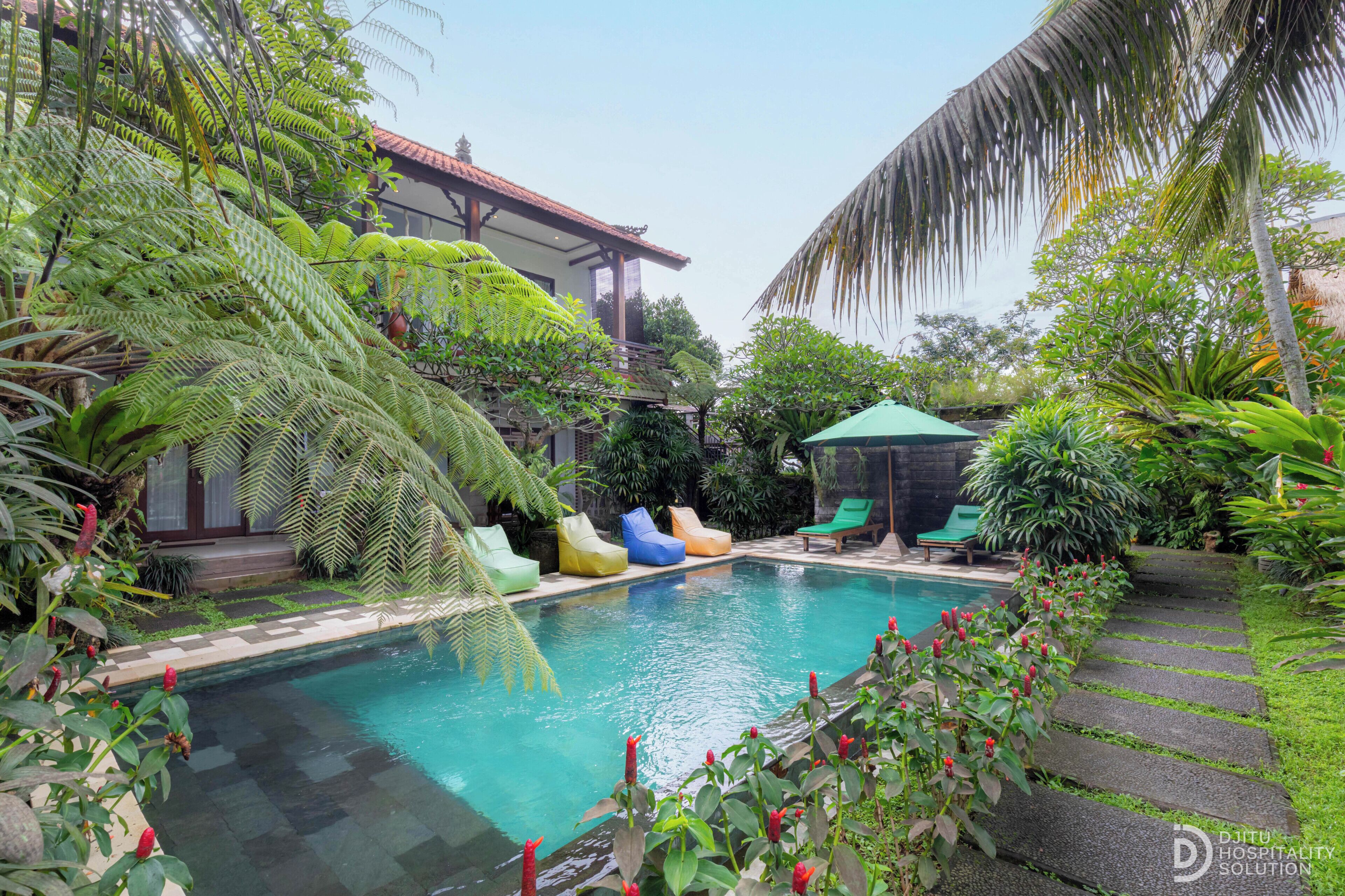 Una piscina al aire libre