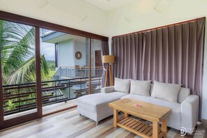 Deluxe-Studiosuite, Gartenblick | Wohnbereich | Flachbildfernseher