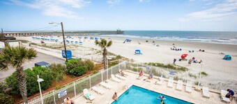 Frente a la playa, piscina y balcón grande!