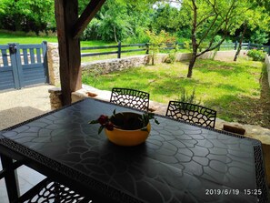 Outdoor dining - Stone country house (Saint-Remy)