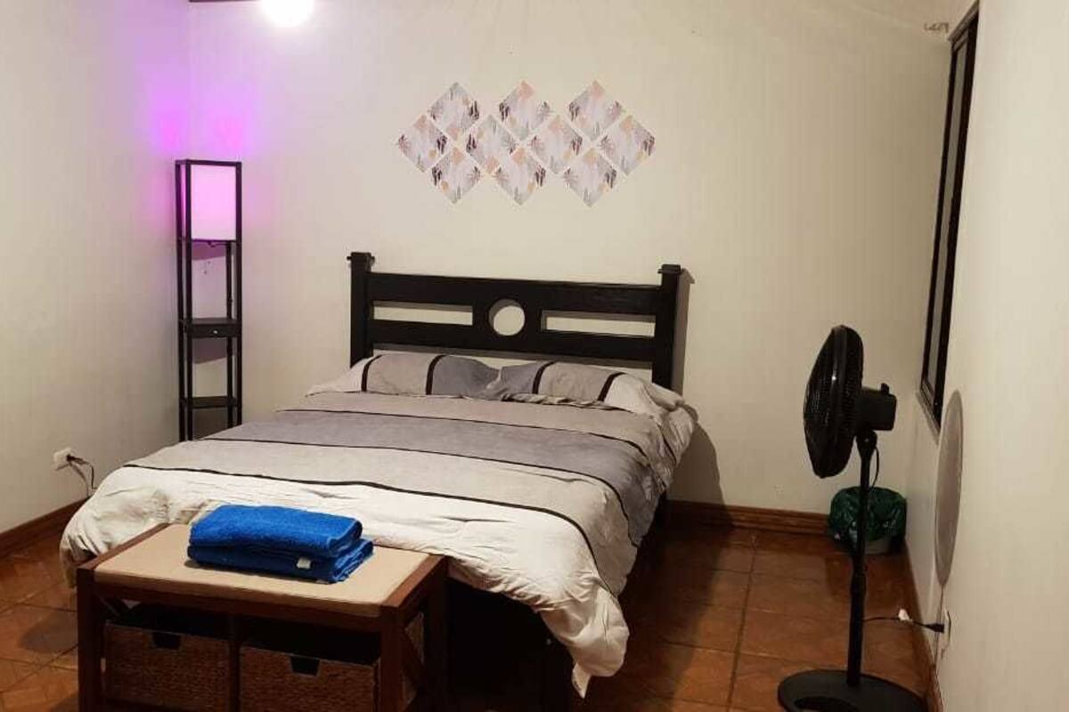 Quarto casal conforto | Wi-Fi de cortesia, roupa de cama
