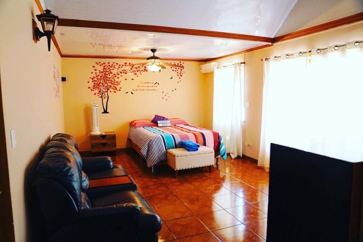 Quarto casal superior, vista para o jardim | Wi-Fi de cortesia, roupa de cama