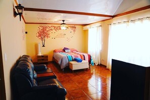 Quarto casal superior, vista para o jardim | Wi-Fi de cortesia, roupa de cama