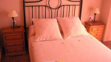 2 dormitorios, tabla de planchar con plancha, cuna de viaje y wifi