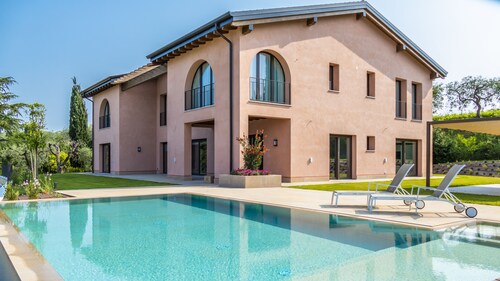 Charming rental villa, magnificent views of Lake Garda, park and private pool