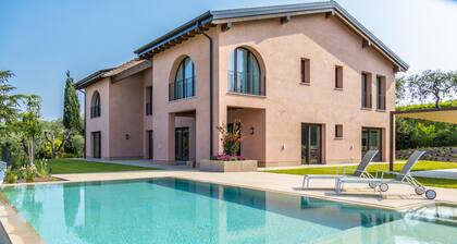 Charming rental villa, magnificent views of Lake Garda, park and private pool