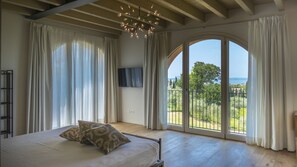 6 bedrooms, desk, iron/ironing board, travel cot