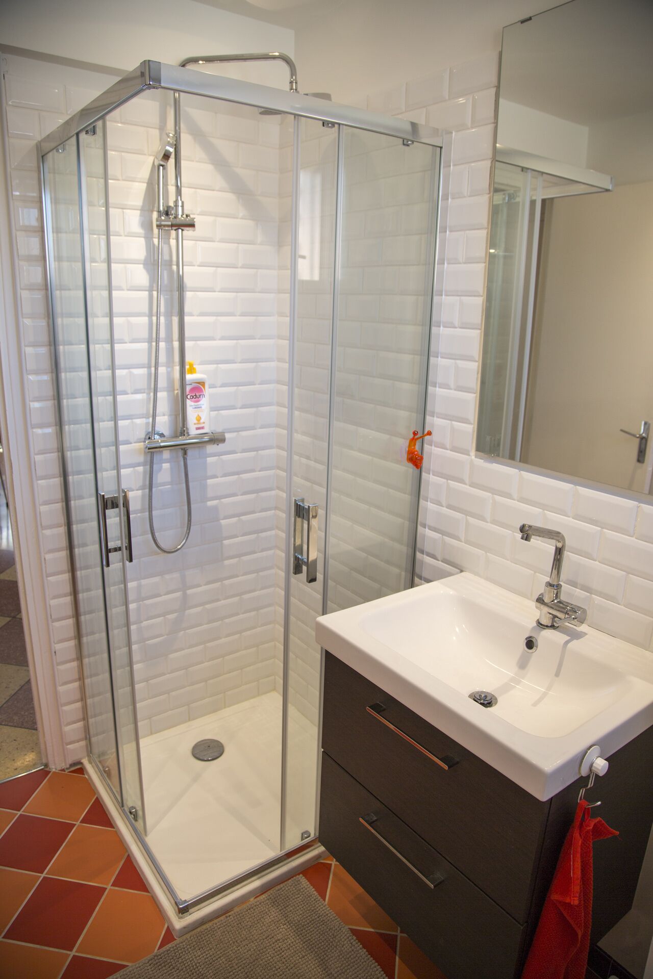 Towels, soap, shampoo, toilet paper