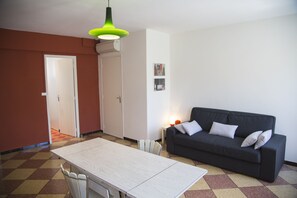 TV, video games, DVD player, books - Garden level in quiet family house (Arles)