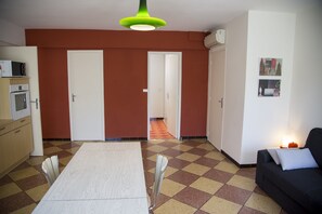 Interior - Garden level in quiet family house (Arles)