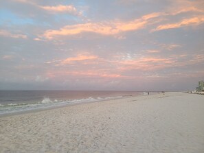 Nära stranden, solstolar och strandhanddukar