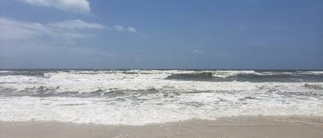 Ubicación cercana a la playa, tumbonas y toallas de playa