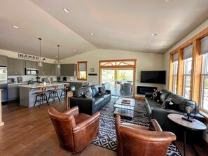 TV connectée, cheminée, baby-foot, chaîne hi-fi