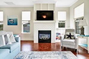 TV, fireplace - Modern, upscale townhouse, 3 min walk to the beach, 5 bedrooms/4 full baths! (Kure Beach)