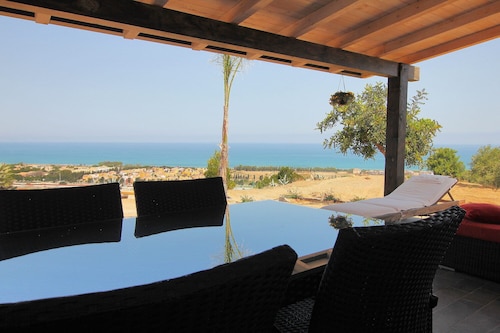 Modern Villa with Private Golf Practice, Pool, Garden, Terrace, Wi-Fi, Sea View