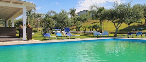 Piscina all'aperto, una piscina a sfioro