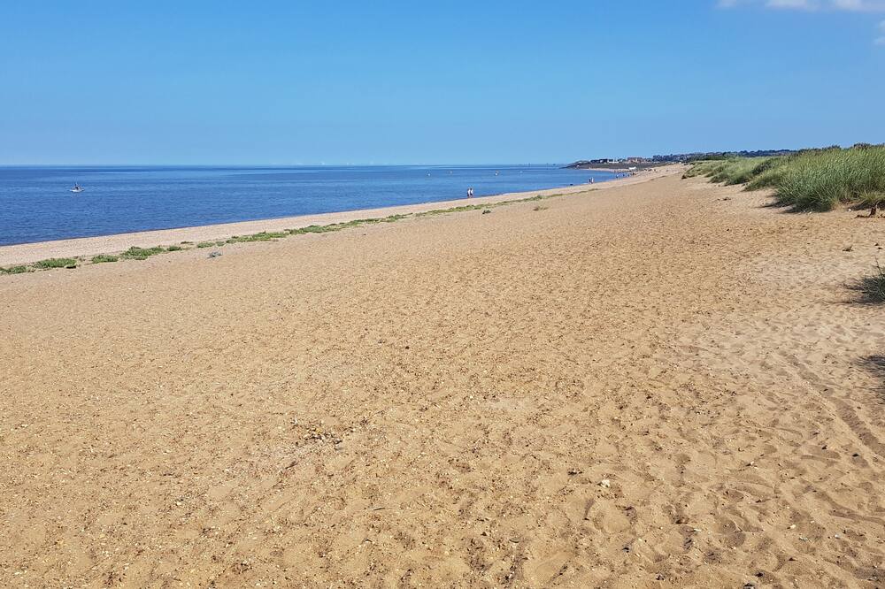 175yr Norfolk Cottage, sleeps 6, 15 min. walk to Beach, Dog friendly & parking