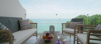 3b Beachfront Apartment on Top of the Sea