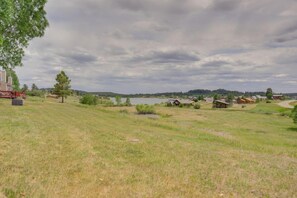 A rural landscape with a lake, scattered houses, and a red truck. - 3 Mi to RMNP! Mtn-View Retreat in Estes Park (Estes Park)
