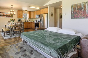 2 bedrooms, iron/ironing board, travel cot, Internet - 3 Mi to RMNP! Mtn-View Retreat in Estes Park (Estes Park)
