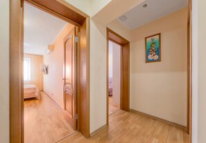 Appartement Supérieur | Coin séjour | Télévision à écran plat de 85 cm avec chaînes par câble, télévision LED