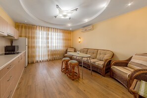 Appartement Supérieur | Coin séjour | Télévision à écran plat de 85 cm avec chaînes par câble, télévision LED