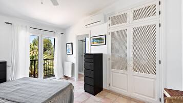 3 slaapkamers, een strijkplank/strijkijzer, reisbedje, gratis wifi