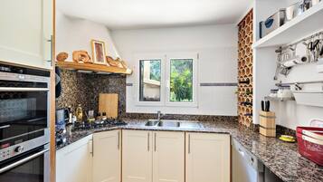 Een koelkast, een magnetron, een oven, een vaatwasser