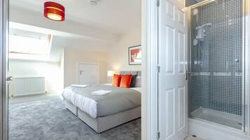 4 bedrooms, desk, iron/ironing board, free WiFi