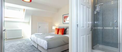 4 slaapkamers, een bureau, een strijkplank/strijkijzer, gratis wifi